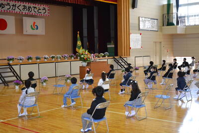 教育委員渡邊様の話を聞く１年生