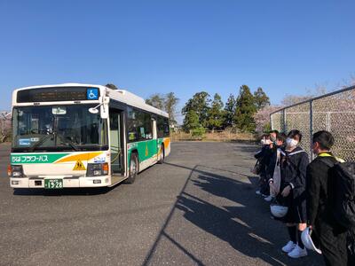 スクールバスの乗車待ちをする生徒